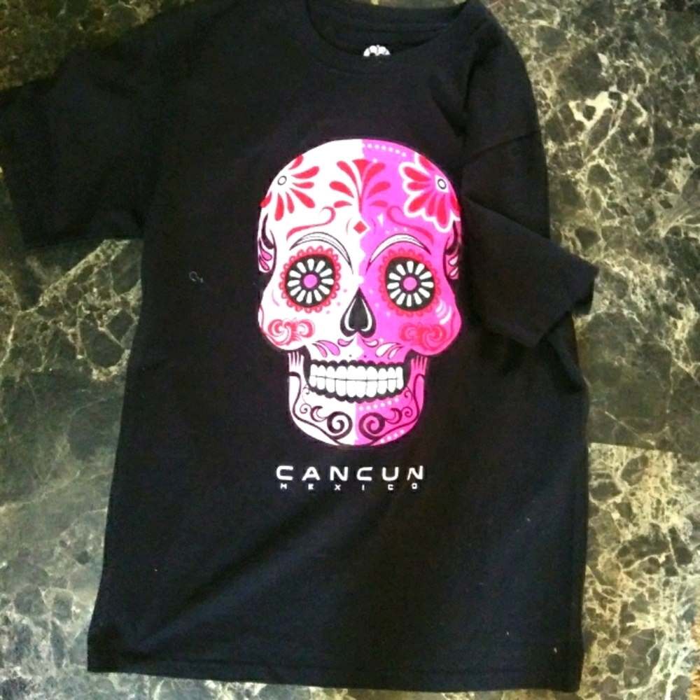 Cancun skull  t NWT